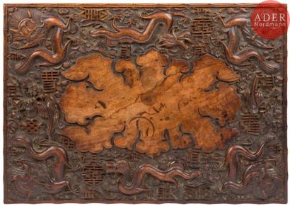 null CHINE - XIXe siècle
Table de scribe pliante rectangulaire en bois sculpté à...