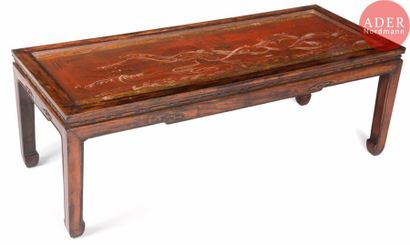 null CHINE - Vers 1900
Table en bois, le plateau à décor peint de dragon parmi les...