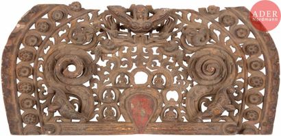 null TIBET - XVIIIe siècle
Fronton en bois sculpté et ajouré en forme de pointe de...
