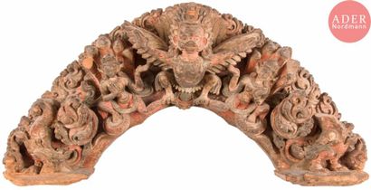 null TIBET - XVIIIe siècle
Fronton triangulaire en bois sculpté en haut relief. Garuda...