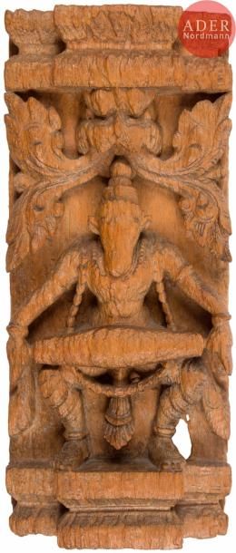null INDE - XVIIIe siècle
Bois de char sculpté en haut relief d’Hanuman debout, les...