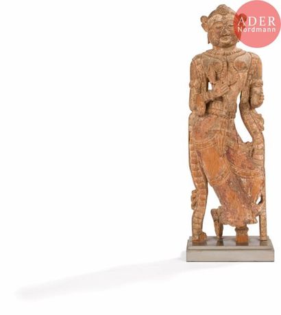null Inde - XIXe siècle
Bois de char sculpté, femme debout, les genoux fléchis. (Accidents...