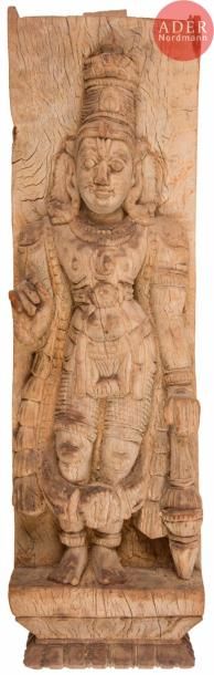 null INDE - XIXe siècle
Bois de char sculpté en haut relief d’un homme à quatre bras,...