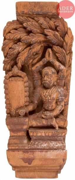 null INDE - XIXe siècle
Bois de char sculpté en haut relief d’Indra, les mains jointes...
