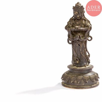 null CHINE - XIXe siècle
Statuette d’Avalokitesvara en bronze à patine brune debout...