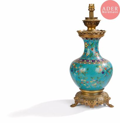 null CHINE, fin XIXe siècle
Vase de forme balustre à col ouvert en bronze et émaux...