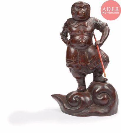 null CHINE - Vers 1900
Statuette du roi singe Sun Wukong en bronze, debout sur un...