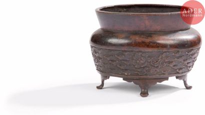 null CHINE
Cache-pot quadripode en bronze à patine brune à décor en léger relief...