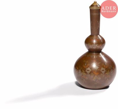 null JAPON - XIXe siècle
Petit vase double gourde à col long en bronze à patine brune...