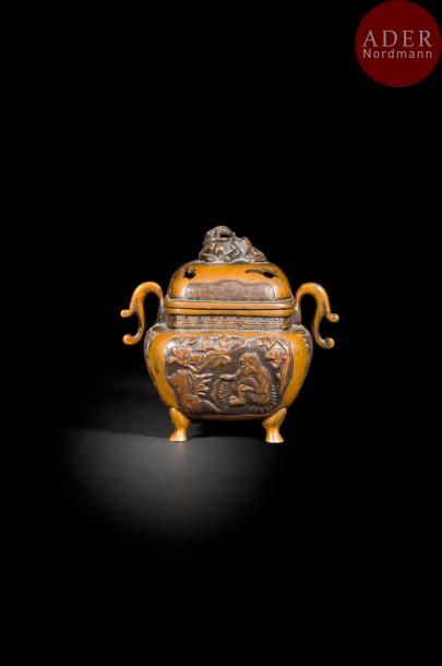 null JAPON - Fin XIXe siècle
Deux brûle-parfums en bronze à patine brune, l’un quadripode...