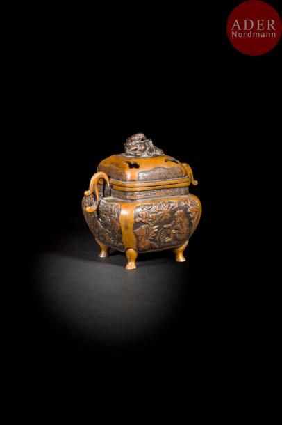 null JAPON - Fin XIXe siècle
Deux brûle-parfums en bronze à patine brune, l’un quadripode...