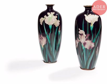 null JAPON - Vers 1900
Paire de vases en bronze et émaux cloisonnés polychromes sur...
