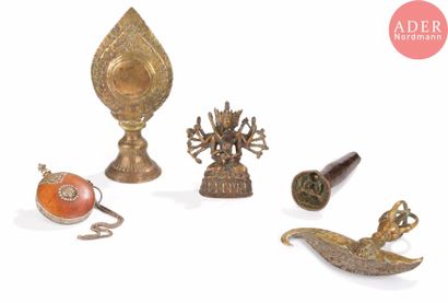 null NEPAL
Ensemble en bronze comprenant un phurbu vajrakila, un pendentif en forme...