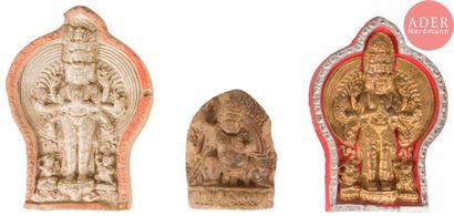 null NEPAL - XVIIe siècle
Trois petites stèles en pierre sculptée en forme de mandorle...