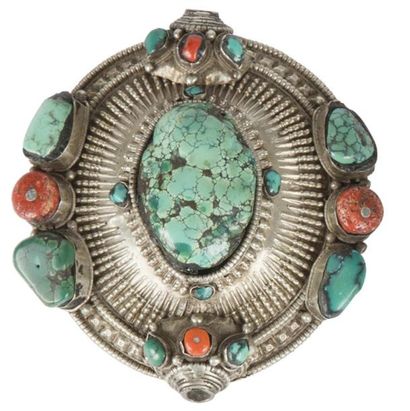null TIBET - XIXe siècle
Un pendentif en argent bas titre de forme ovale, incrusté...