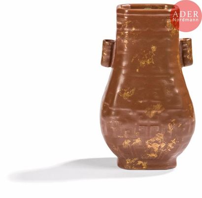 null CHINE
Vase de forme « hu » en porcelaine émaillée brun et or imitant le bronze,...