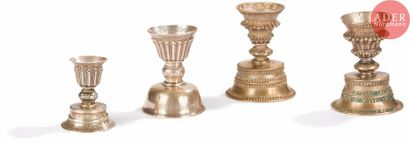 null TIBET - XIXe siècle
Ensemble de quatre lampes à beurre en argent reposant sur...