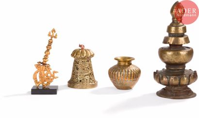 null TIBET - XIXe siècle
Ensemble en cuivre doré comprenant une cloche ajourée de...