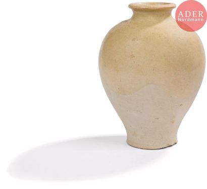 null CHINE - Xe siècle, Cinq Dynasties
Vase de forme meiping en grès émaillé beige....