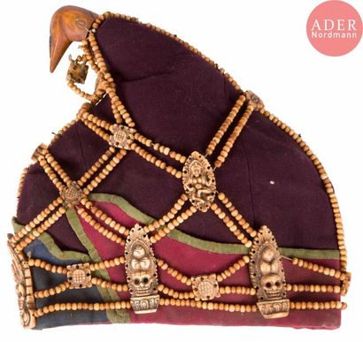 null NEPAL - XIXe siècle
Coiffe de chamane en soie de couleur prune, framboise et...