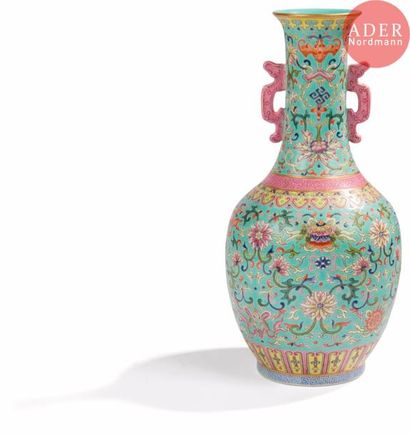 null CHINE - Époque JIAQING (1796 - 1820)
Vase de forme balustre à col long ouvert...