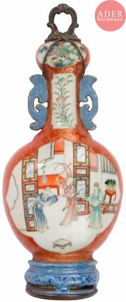 null CHINE - Époque JIAQING (1796 - 1820)
Petit vase d’applique murale en porcelaine...