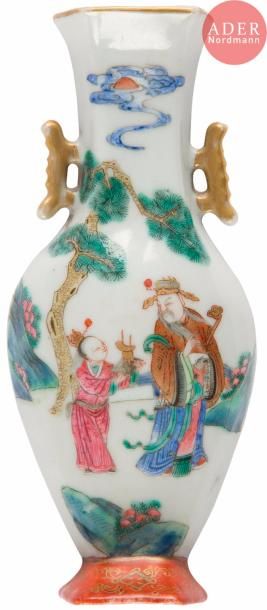null CHINE - Époque DAOGUANG (1821 - 1850)
Deux vases balustres appliques en porcelaine...