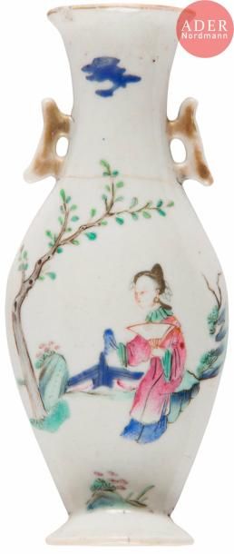null CHINE - Époque DAOGUANG (1821 - 1850)
Deux vases balustres appliques en porcelaine...