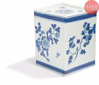 null CHINE - XIXe siècle 
Brique à herbes odorantes en porcelaine décorée en bleu...