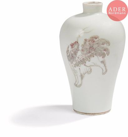 null CHINE - XIXe siècle
Petit vase « meiping » en porcelaine blanche à décor émaillé...