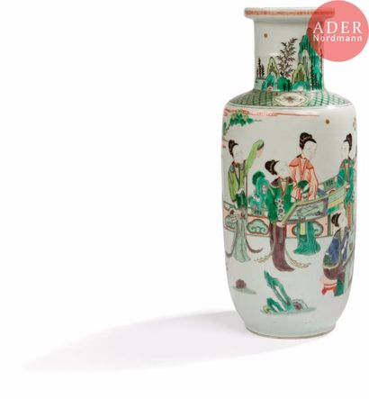 null CHINE - XIXe siècle
Vase rouleau en porcelaine émaillée polychrome des émaux...