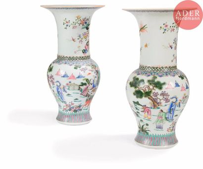 null CHINE - XIXe siècle
Paire de vases de forme cornet en porcelaine décorée en...