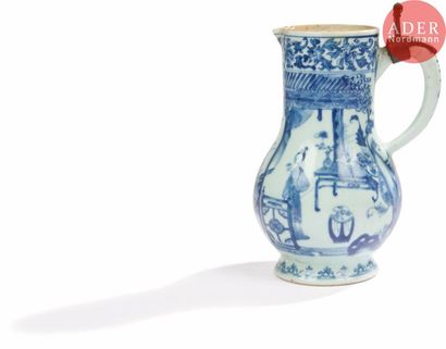 null CHINE - Époque KANGXI (1662 - 1722)
Verseuse à panse basse en porcelaine bleu...