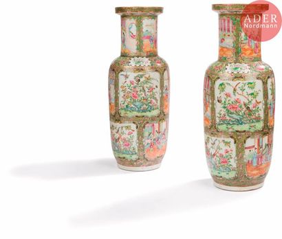 null CHINE, Canton - XIXe siècle
Paire de vases rouleau en porcelaine émaillée polychrome...