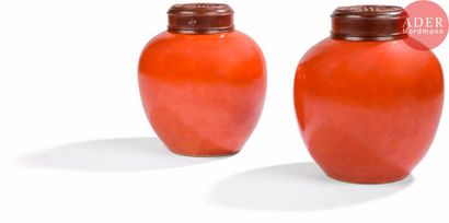 null CHINE - XIXe siècle
Paire de pots légèrement balustres en porcelaine émaillée...