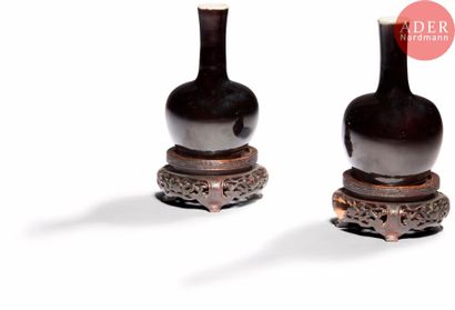 null CHINE - XIXe siècle
Paire de petits vases bouteilles en porcelaine émaillée...