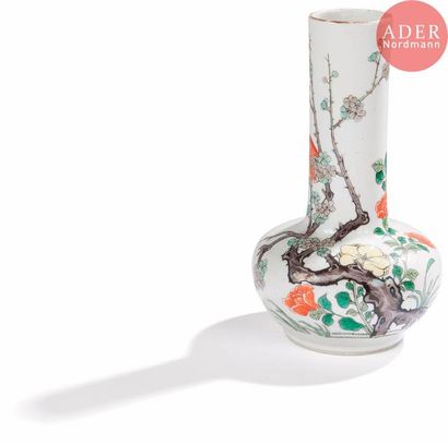 null CHINE - XIXe siècle
Vase à col étroit et panse basse en porcelaine blanche émaillée...