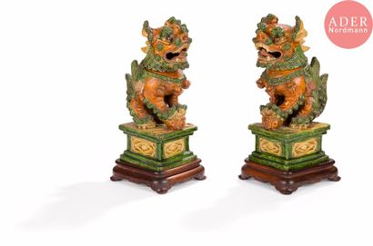 null CHINE - XIXe siècle
Paire de statuettes en grès émaillé vert et jaune, de chimères...