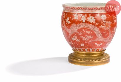 null CHINE - Fin XIXe siècle
Vasque en porcelaine émaillée rouge de fer à décor de...