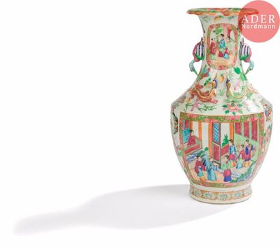 null CHINE - Début XXe siècle
Vase en porcelaine à col ouvert polylobé formant fleur,...