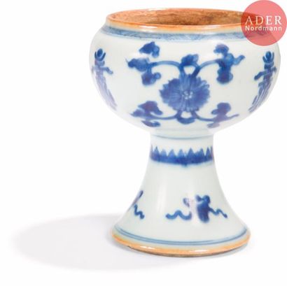null CHINE - Époque KANGXI (1662 - 1722)
Bol sur piédouche en porcelaine décoré en...