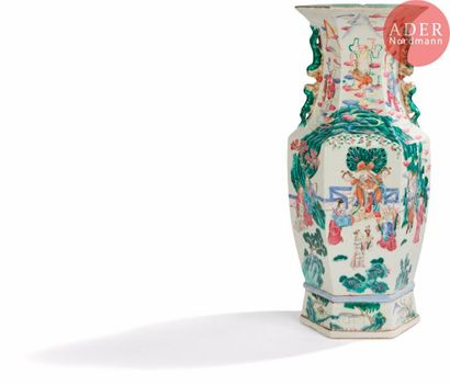 null CHINE, Canton - XXe siècle
Important vase en porcelaine de forme balustre à...