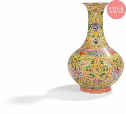 null CHINE - XXe siècle
Vase de forme « shangping » en porcelaine décorée en émaux...