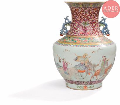null CHINE - Époque de la République -
MINGUO (1912 - 1949)
Vase à panse basse et...