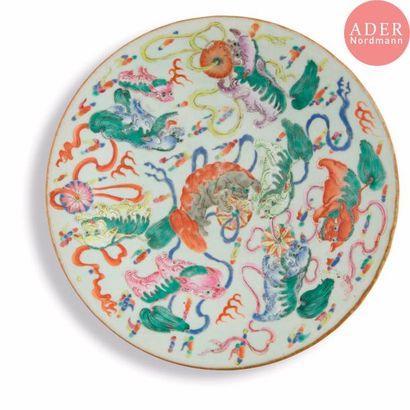 null CHINE - XXe siècle
Plat en porcelaine émaillée polychrome à décor de shishi...