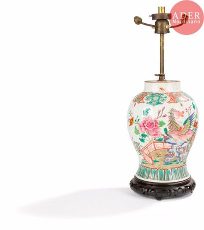 null CHINE - Fin XIXe siècle
Vase de forme balustre à col droit en porcelaine émaillée...