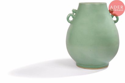 null CHINE - Début XXe siècle
Vase en porcelaine émaillée céladon vert, les anses...