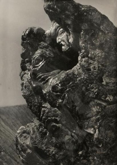  Robert DOISNEAU et ANONYME Concrétion sculptée, vers 1950-60 Tirage argentique d’époque...