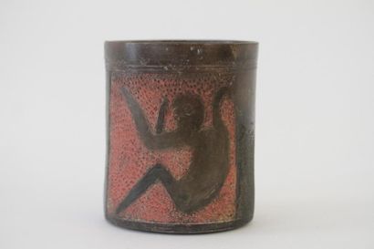 null Vase cylindre orné d'un singe qui se détache sur le fond rouge d'un cartouche....