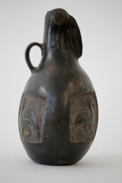 null Grand vase avec anse représentant un ibis dont le ventre est décoré de cartouches...